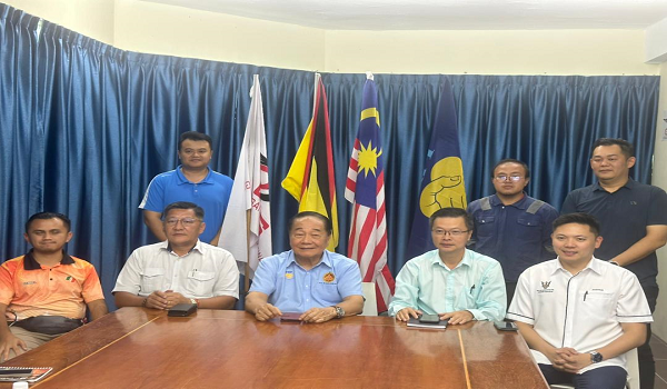 Datuk Seri Wong Soon Koh (duduk, tengah) ketika menyampaikan sidang media di pejabatnya pada Jumaat